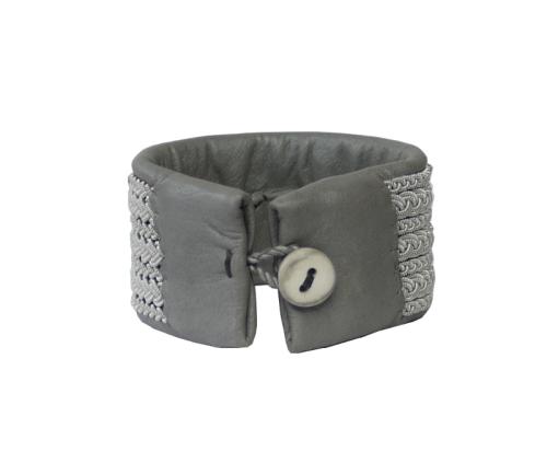 Rentierlederarmband mit Hornknopf, silbergrau