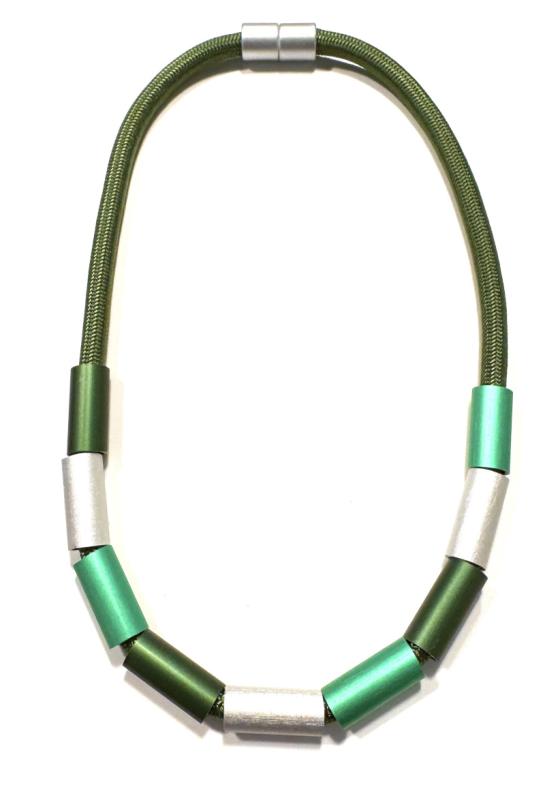 Kurze Kette mit Aluröhrchen, olive - olive/silber/grün