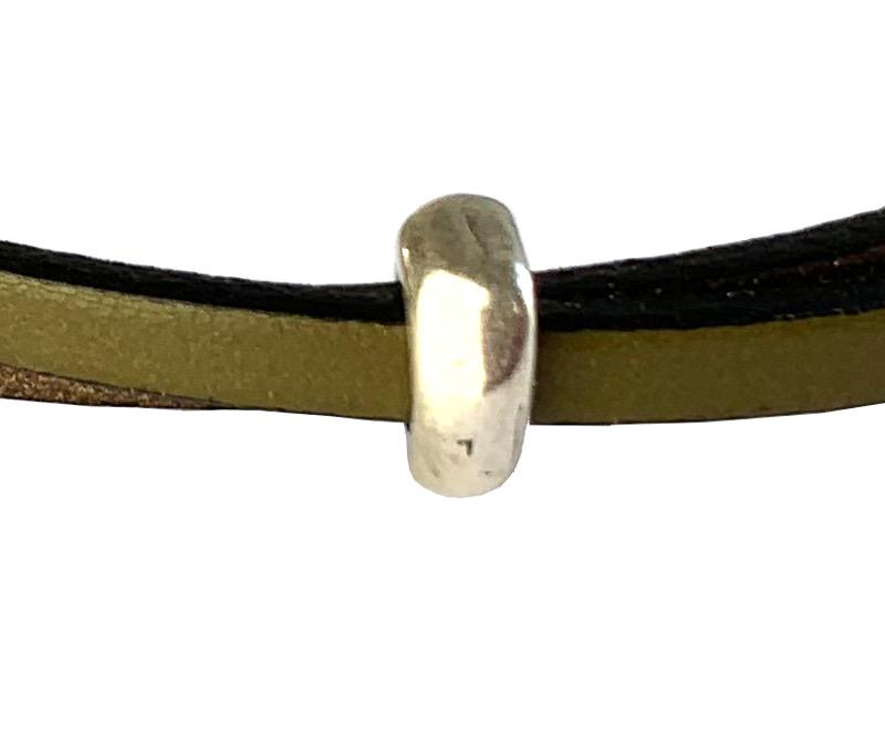 Lederarmband mit Element und Magnetverschluss, kahki-taupe metallic